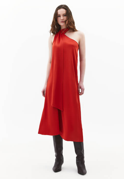 Yaka Detaylı Elbise ve Ayakkabı Kombini