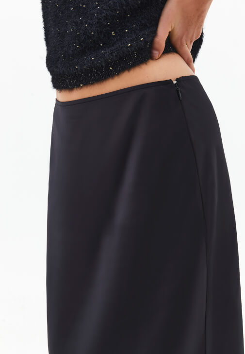 Saten Uzun Etek ve Blazer Ceket Kombini