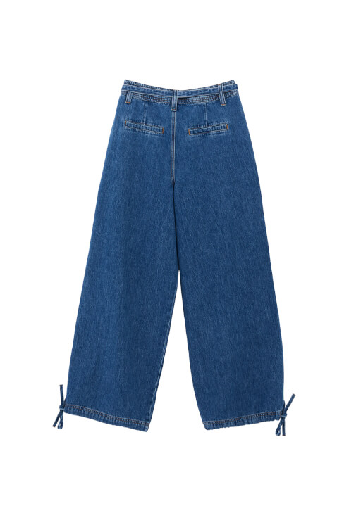 Denim Balon Pantolon ve Atlet Kombini