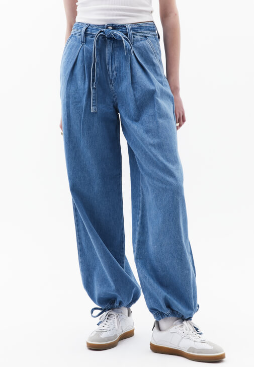 Yüksek Bel Balon Pantolon ve Atlet Kombini