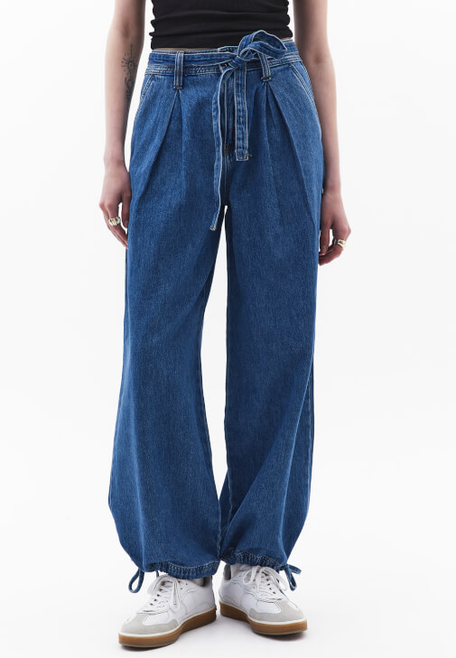 Denim Balon Pantolon ve Atlet Kombini