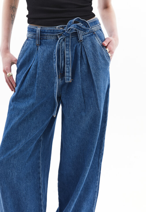 Denim Balon Pantolon ve Atlet Kombini