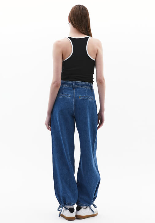 Denim Balon Pantolon ve Atlet Kombini