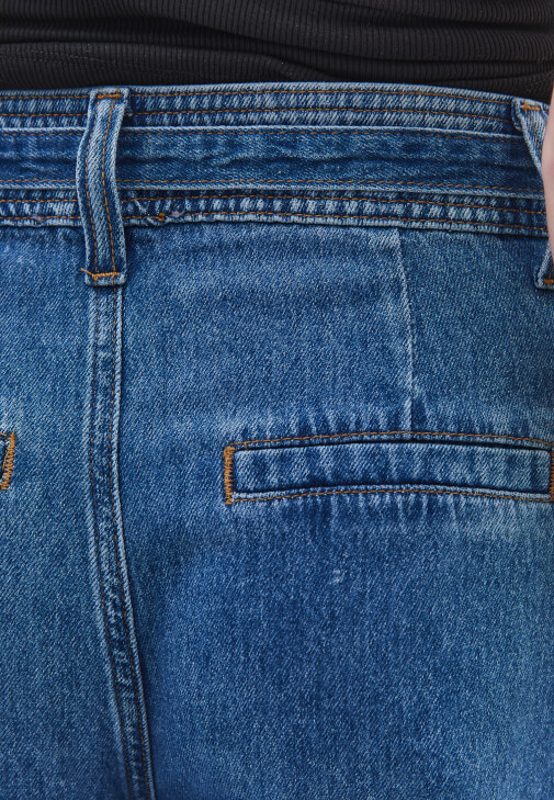 Denim Balon Pantolon ve Atlet Kombini