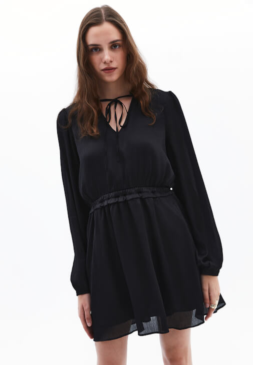 Fırfırlı Mini Elbise ve Uzun Çizme Kombini