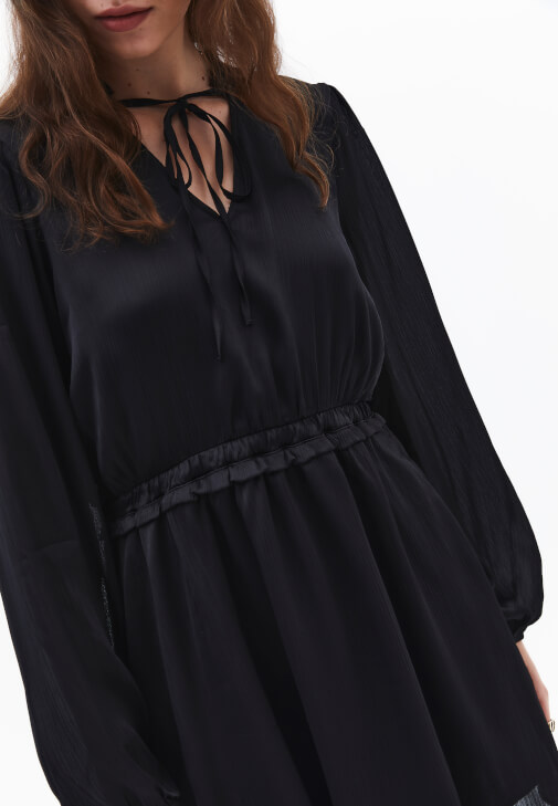 Fırfırlı Mini Elbise ve Uzun Çizme Kombini