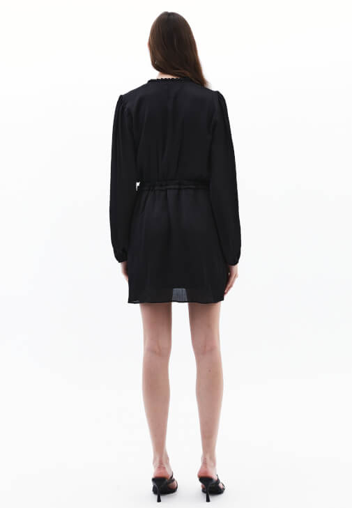 Fırfırlı Mini Elbise ve Uzun Çizme Kombini