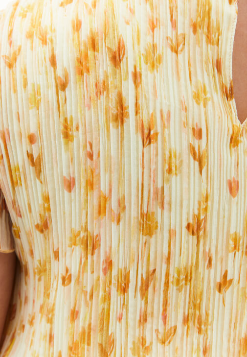 Pileli Mini Elbise ve Terlik Kombini