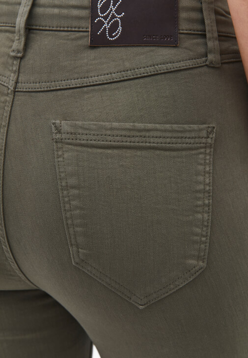 Skinny-Fit Pantolon ve Bomber Ceket Kombini