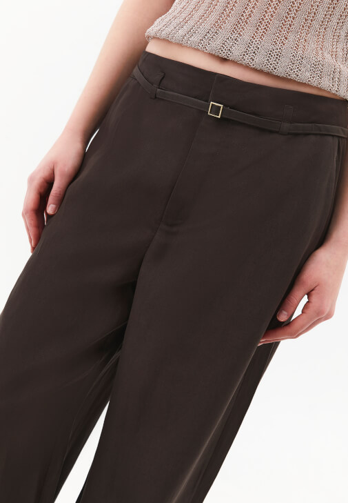 Keten Pantolon ve Ajurlu Atlet Kombini