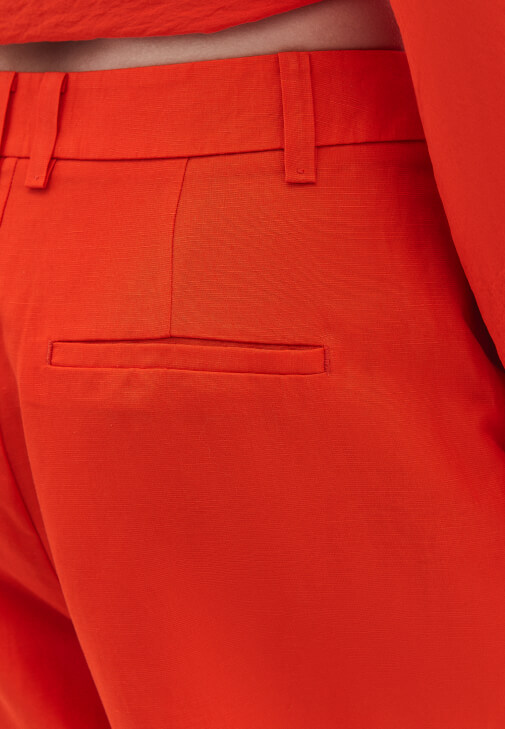 Keten Pantolon ve Asimetrik Bluz Kombini