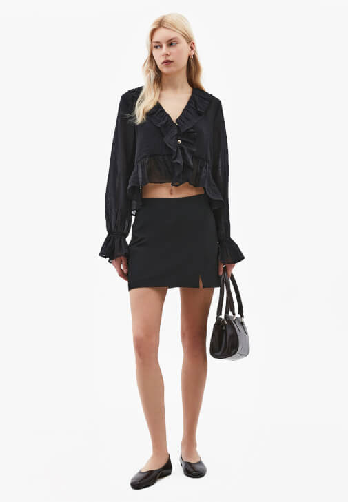  Fırfırlı Bluz ve Mini Etek Kombini