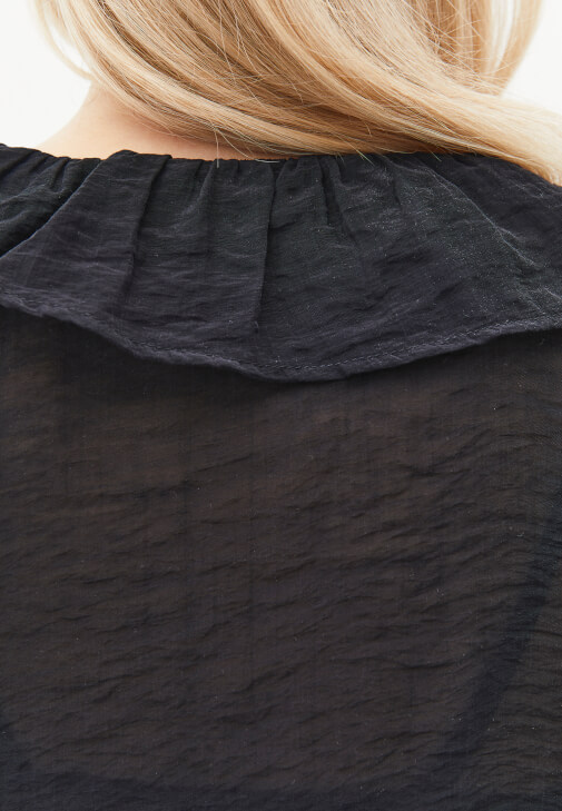 Fırfırlı Bluz ve Mini Etek Kombini