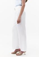 Bayan Beyaz Kemerli Carrot-Fit Pantolon ( TENCEL™ )