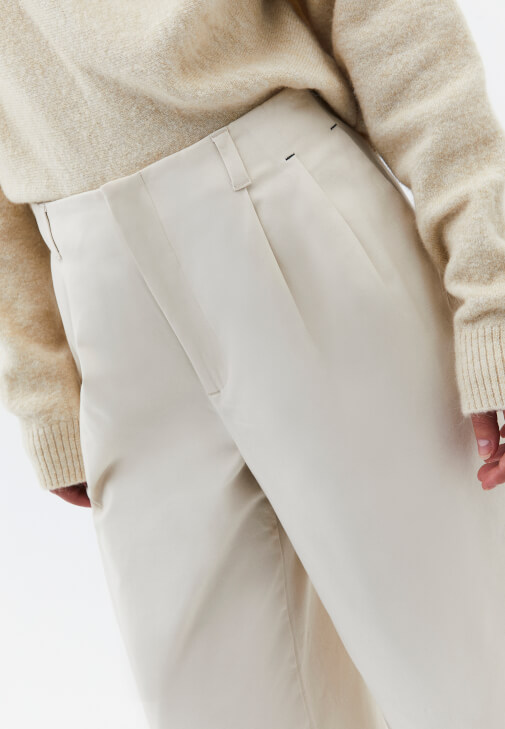 Straight-Fit Pantolon ve Yün Kazak Kombini