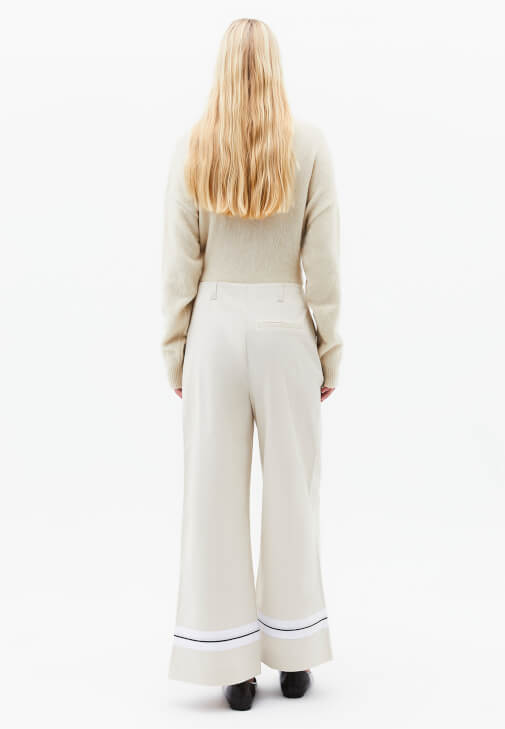 Straight-Fit Pantolon ve Yün Kazak Kombini