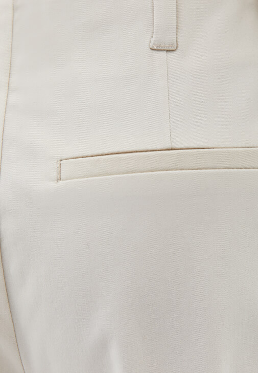 Straight-Fit Pantolon ve Yün Kazak Kombini