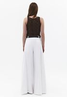 Kemerli Pantolon ve Kazak Kombini