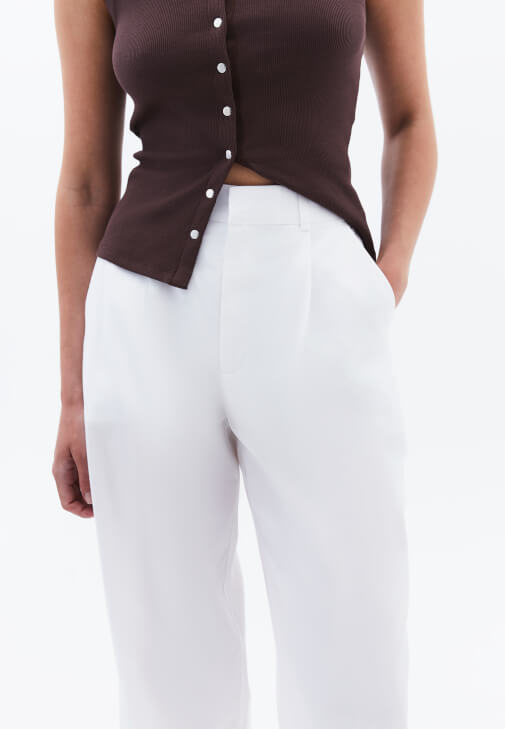 Wide-Leg Pantolon ve Çıtçıtlı Atlet Kombini