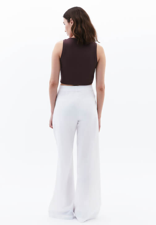 Wide-Leg Pantolon ve Çıtçıtlı Atlet Kombini