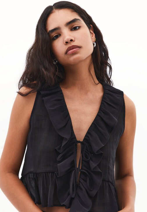 Fırfırlı Bluz ve Orta Bel Kumaş Pantolon Kombini