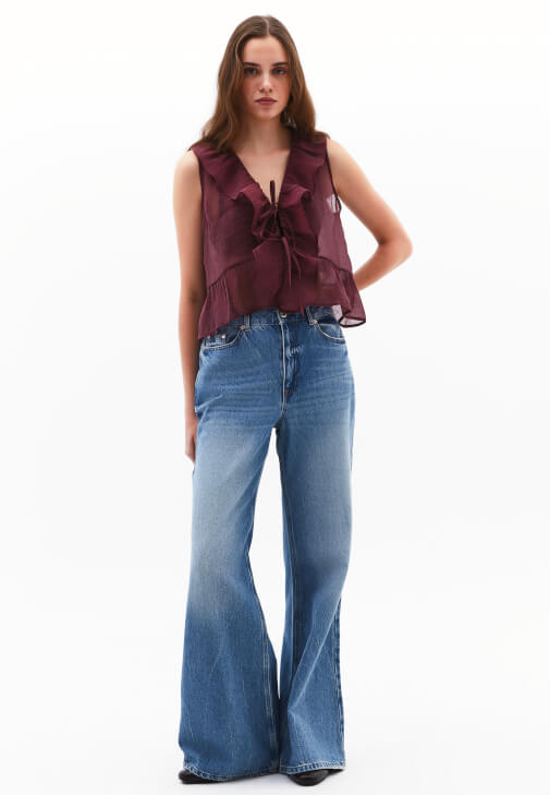 Fırfırlı Bluz ve Bol Paça Denim Pantolon Kombini