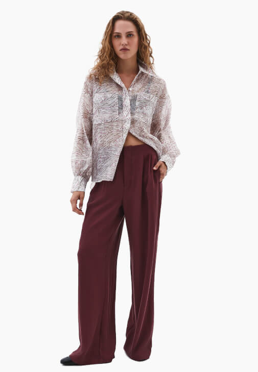 Cepli Gömlek ve Denim Bol Paça Pantolon Kombini