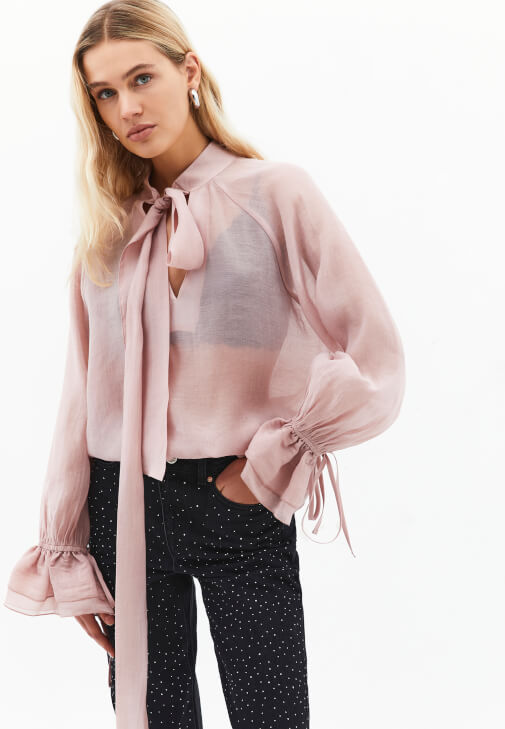 Bağlamalı Tül Bluz ve Taşlı Denim Kombini