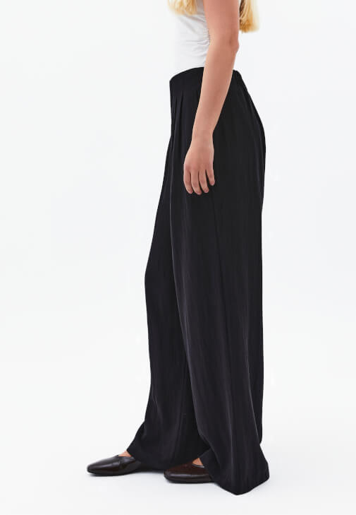 Tencel Pantolon ve Büzgülü Tişört Kombini