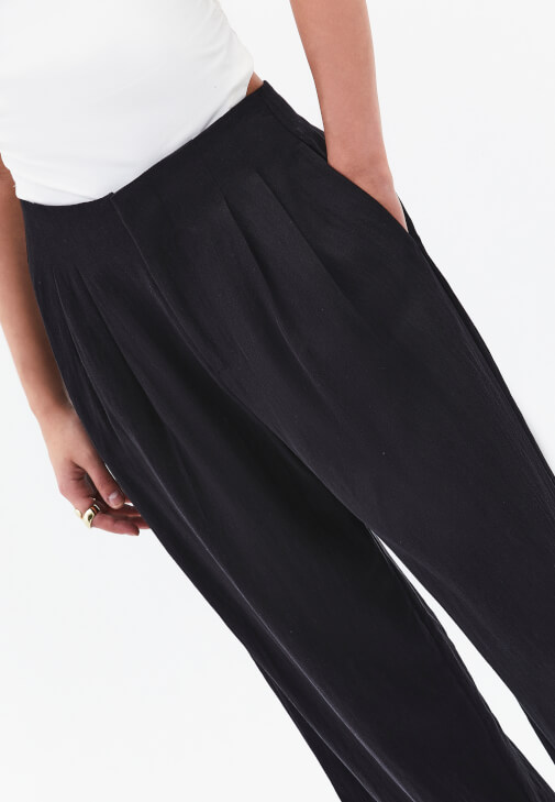 Tencel Pantolon ve Büzgülü Tişört Kombini