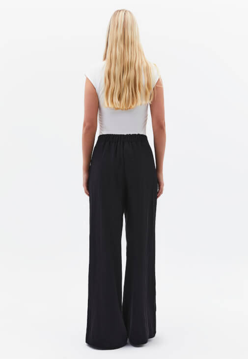 Tencel Pantolon ve Büzgülü Tişört Kombini