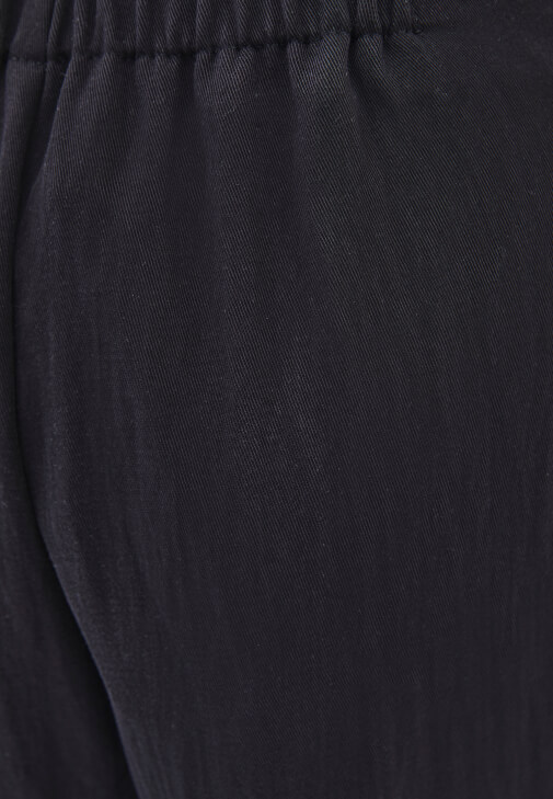 Tencel Pantolon ve Büzgülü Tişört Kombini