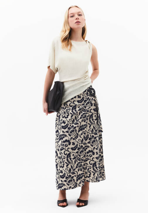  Asimetrik Bluz ve Keten Desenli Etek Kombini