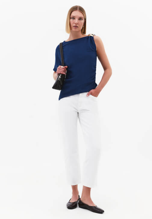  Asimetrik Bluz ve Denim Pantolon Kombini