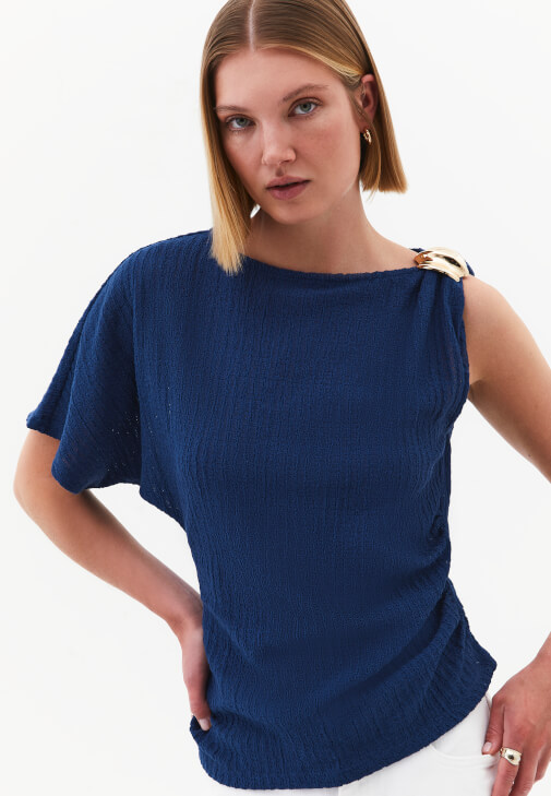 Asimetrik Bluz ve Denim Pantolon Kombini