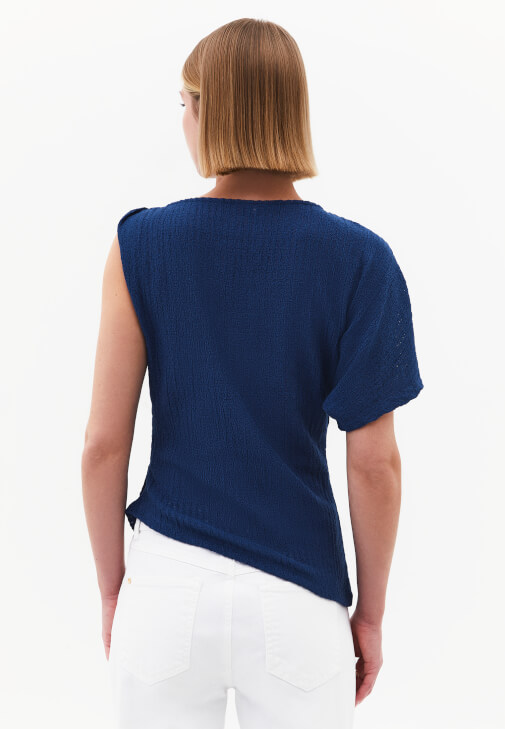 Asimetrik Bluz ve Denim Pantolon Kombini