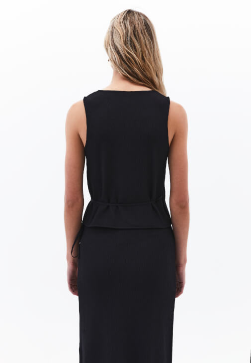 Bağlamalı Yelek ve Yırtmaçlı Etek Kombini