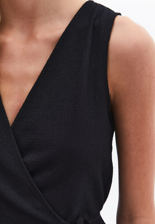 Bağlamalı Yelek ve Yırtmaçlı Etek Kombini