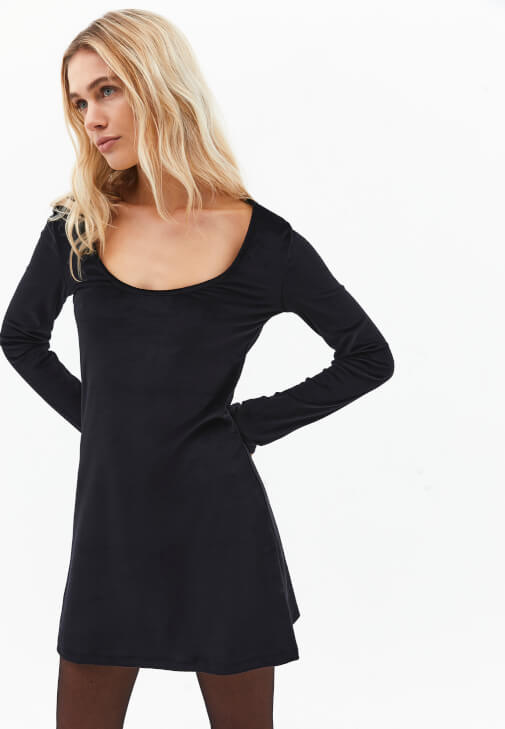 Mini Kadife Elbise ve Ayakkabı Kombini