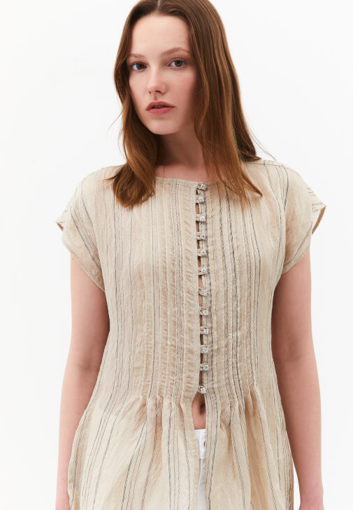 Düğmeli Bluz ve Etek Kombini