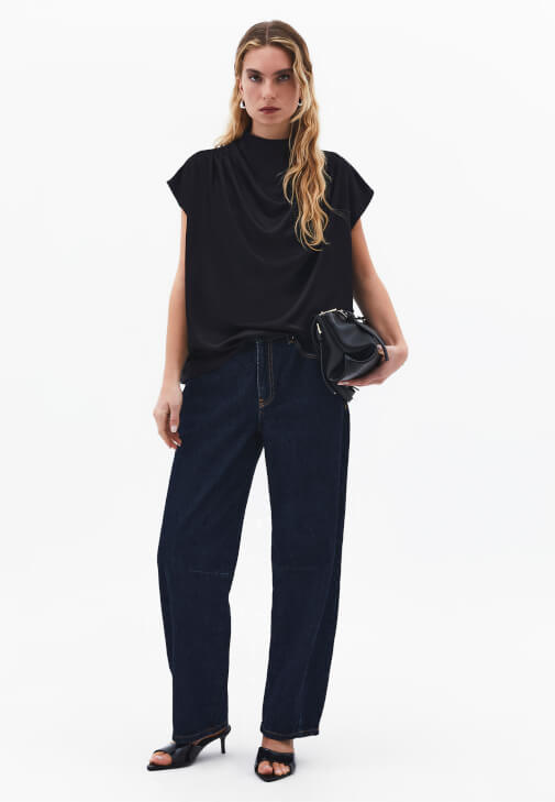  Dökümlü Bluz ve Barrel-Fit Denim Kombini