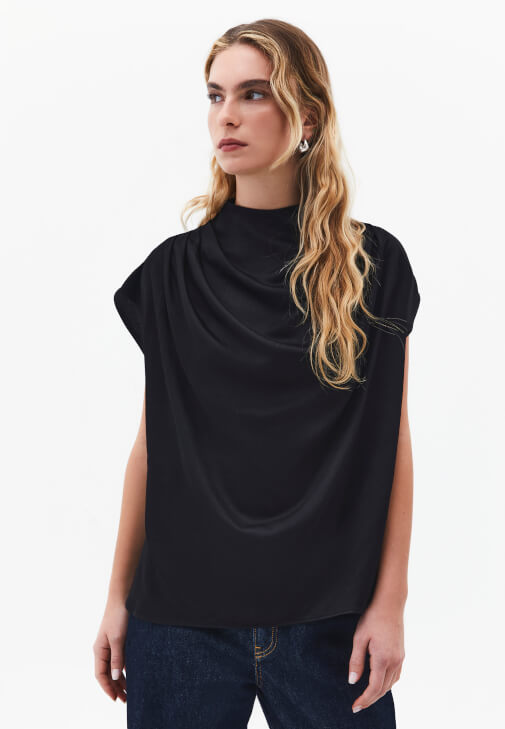 Dökümlü Bluz ve Barrel-Fit Denim Kombini