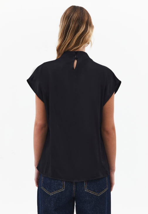 Dökümlü Bluz ve Barrel-Fit Denim Kombini