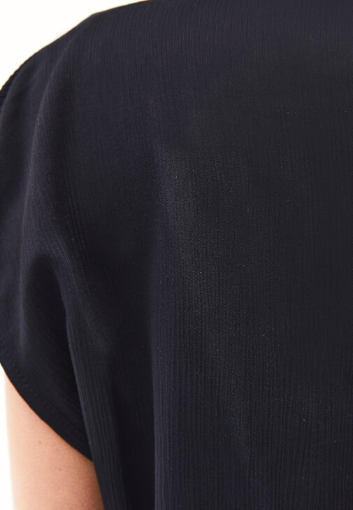 Dökümlü Bluz ve Barrel-Fit Denim Kombini