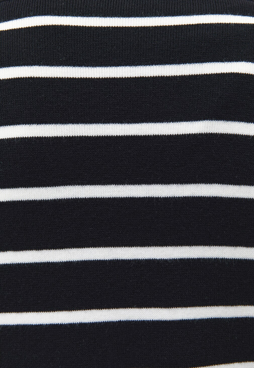 Çizgili Hırka ve Barrel-Fit Denim Kombini