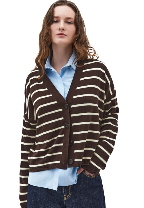 Çizgili Hırka ve Orta Bel Denim Kombini