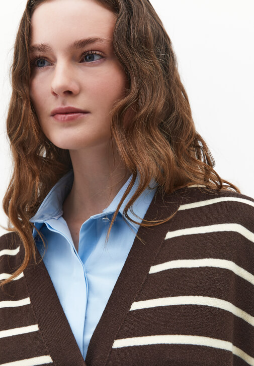 Çizgili Hırka ve Orta Bel Denim Kombini