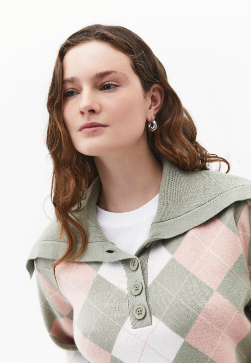 Jakarlı Kazak ve Denim Pantolon Kombini