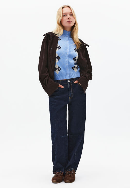  Jakarlı Hırka ve Denim Pantolon Kombini