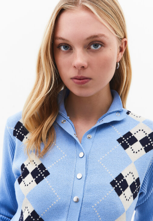 Jakarlı Hırka ve Denim Pantolon Kombini